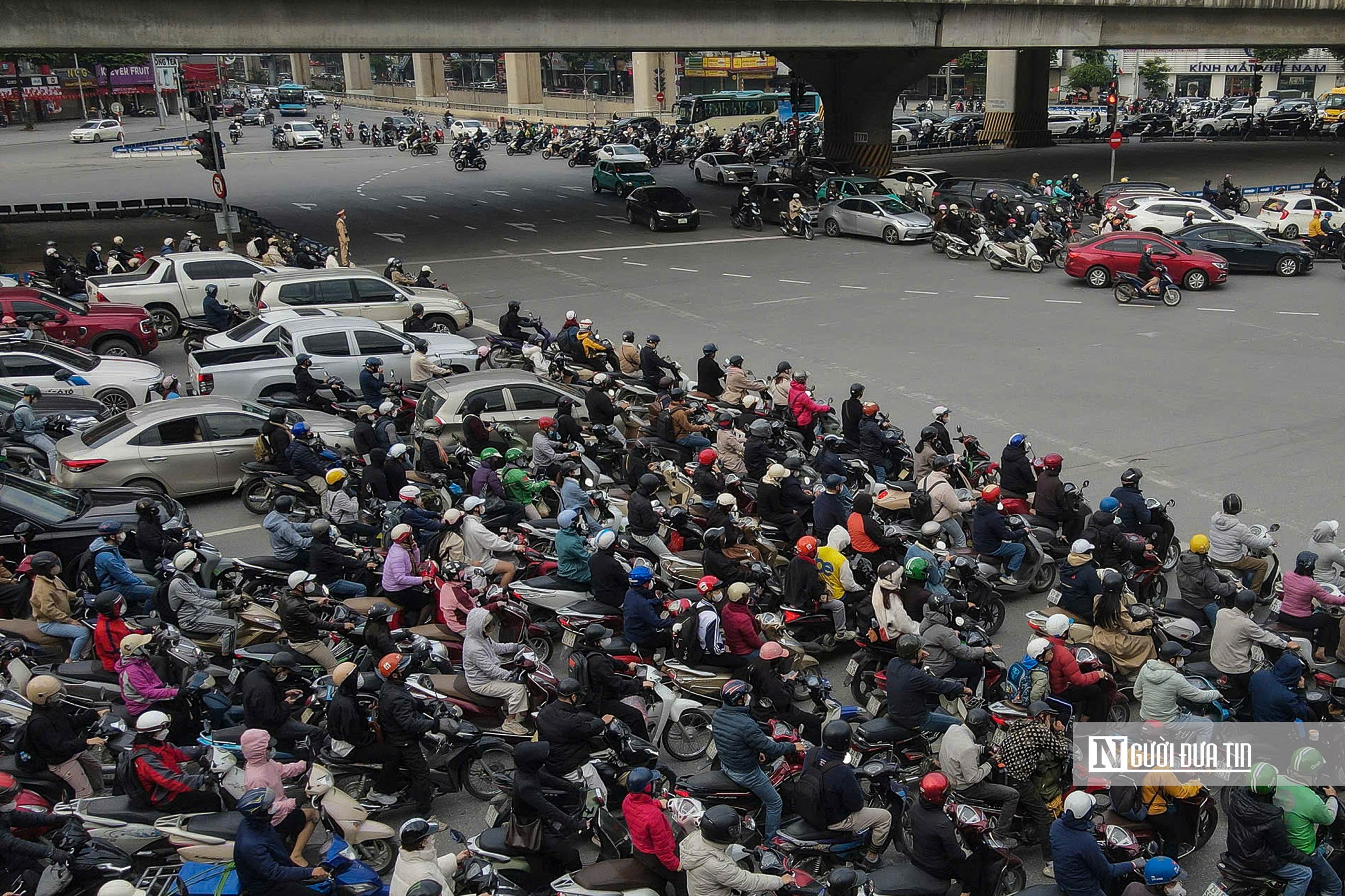 Hà Nội: Đêm vắng, người dân vẫn kiên nhẫn chờ đèn đỏ - Ảnh 1. Hà Nội: Đêm vắng, người dân vẫn kiên nhẫn chờ đèn đỏ - Ảnh 1.