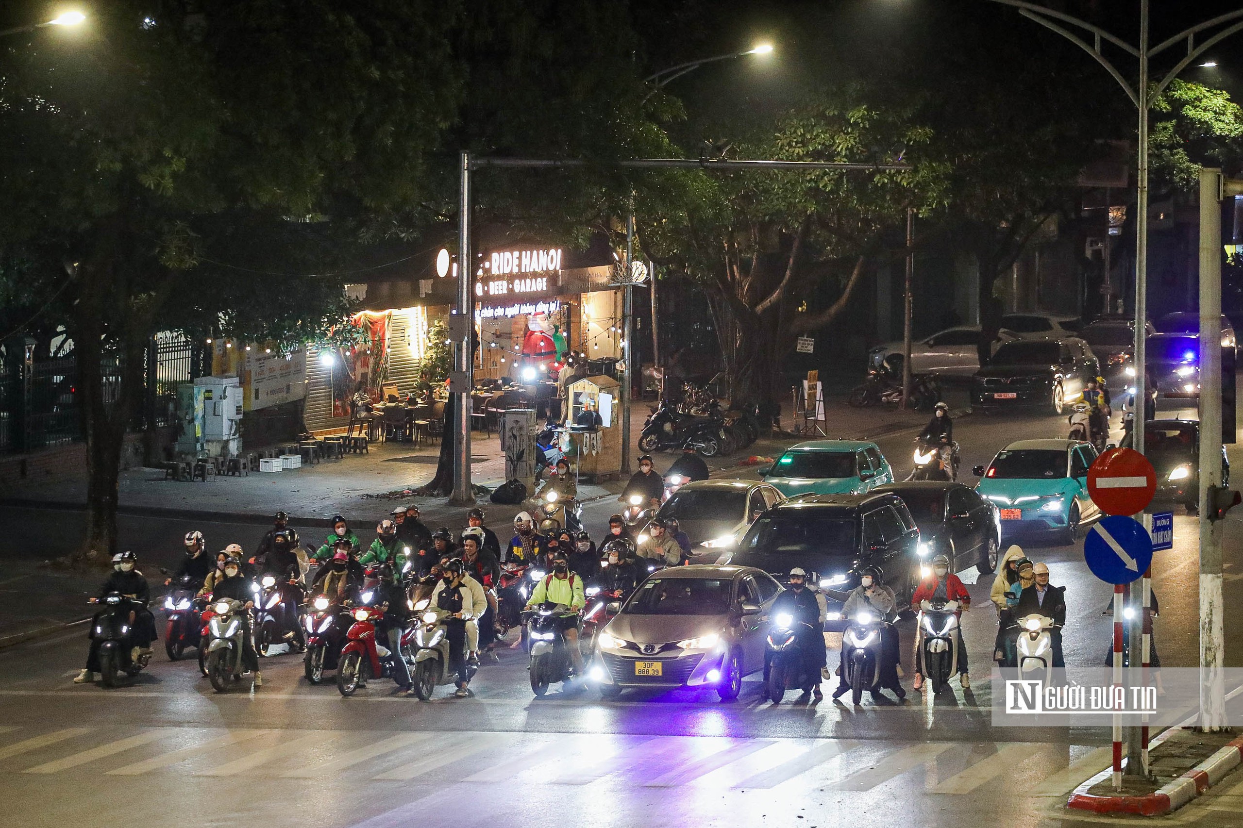 Hà Nội: Đêm vắng, người dân vẫn kiên nhẫn chờ đèn đỏ - Ảnh 8. Hà Nội: Đêm vắng, người dân vẫn kiên nhẫn chờ đèn đỏ - Ảnh 8.