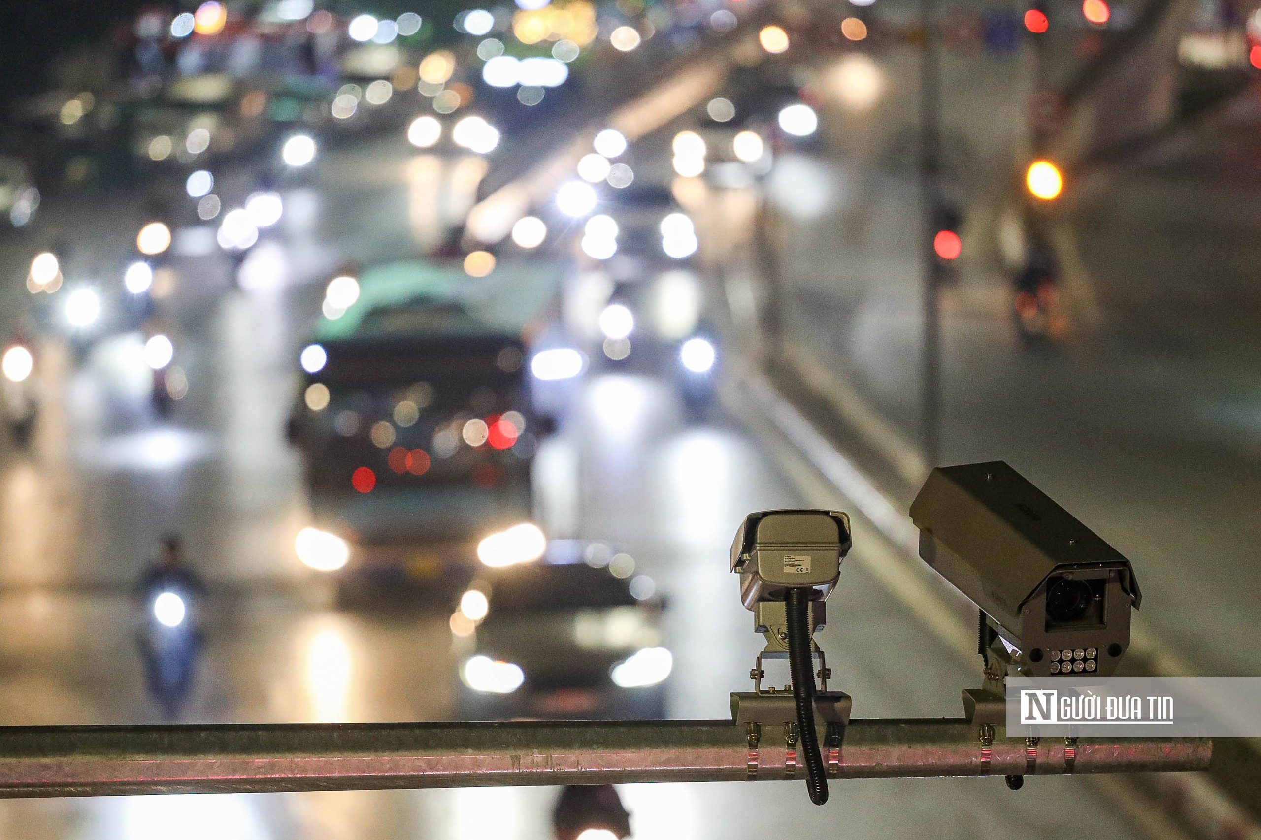 Hà Nội: Đêm vắng, người dân vẫn kiên nhẫn chờ đèn đỏ - Ảnh 11. Hà Nội: Đêm vắng, người dân vẫn kiên nhẫn chờ đèn đỏ - Ảnh 11.