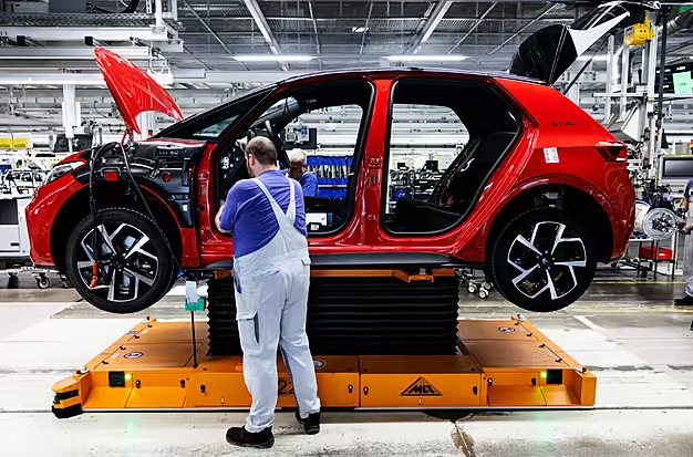 EU bỏ lệnh cấm 100% xe động cơ đốt trong, đưa ra y&ecirc;u cầu thay thế - Ảnh 1.