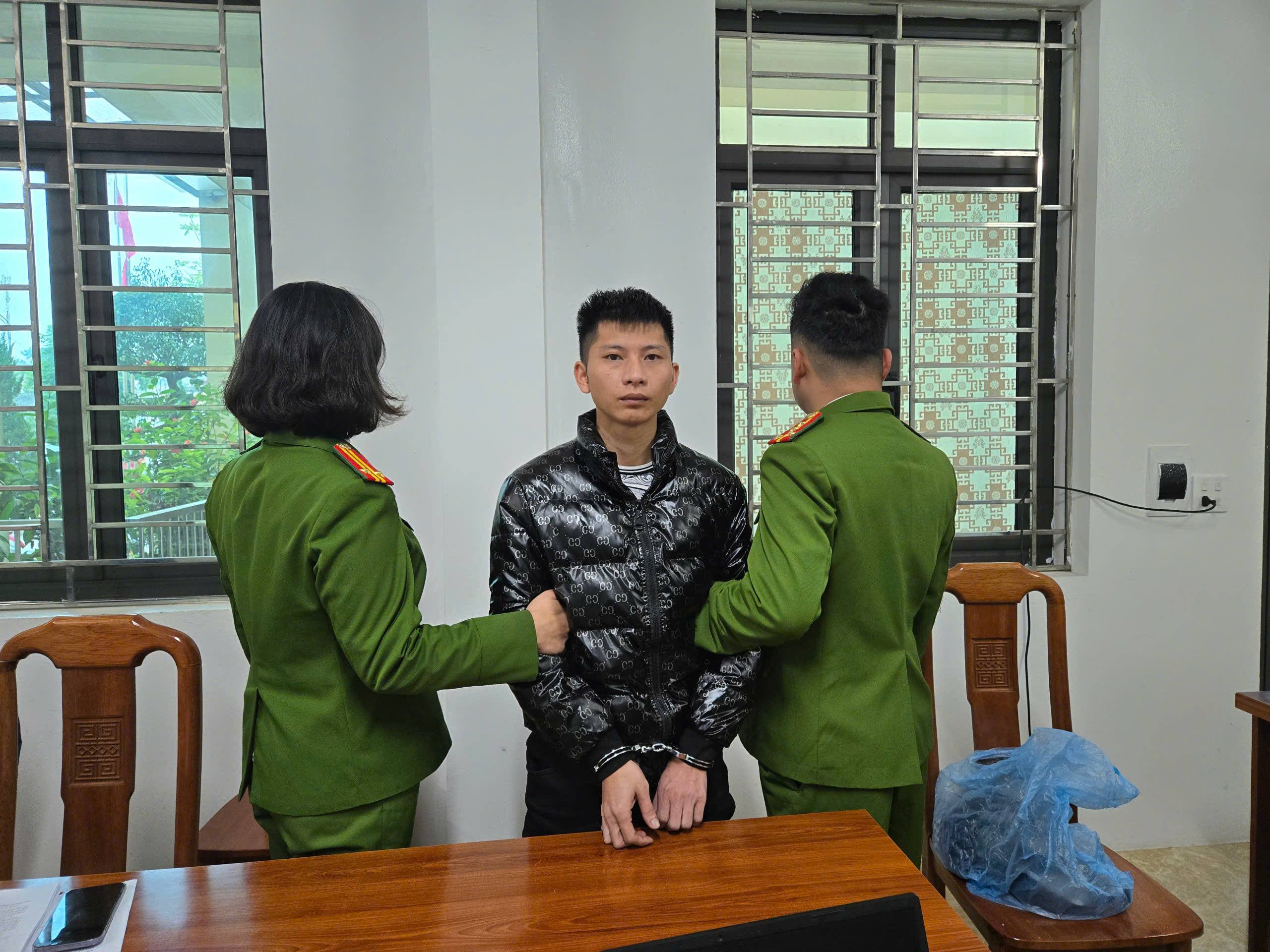 Bắt TikToker "Long Tổng" tại sân bay Nội Bài- Ảnh 1. Bắt TikToker "Long Tổng" tại sân bay Nội Bài- Ảnh 1.