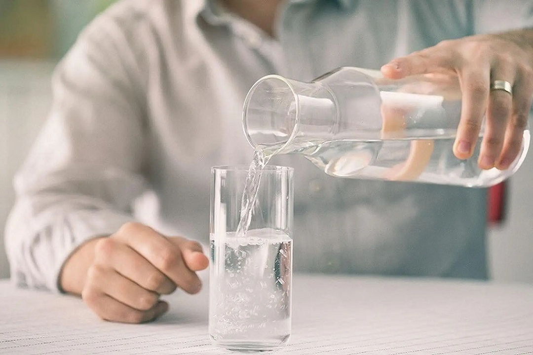 Người đàn ông 59 tử vong vì uống nước theo cách "vạn người mê" - Ảnh 1.