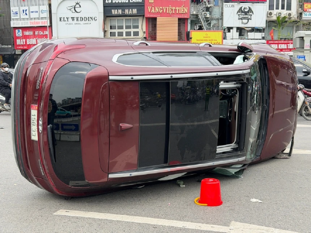 Biểu hiện "lạ" khó hiểu của tài xế trong vụ ô tô lật sau khi 3 xe tông nhau - Ảnh 1.