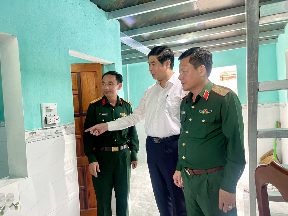 Gia Lai: Bàn giao ngôi nhà đầu tiên trong "Chiến dịch Quang Trung" cho người dân- Ảnh 2.