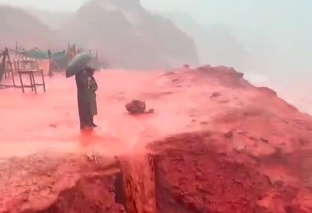 Sốc trước cảnh tượng "biển m&aacute;u" cuộn s&oacute;ng tại Iran - Ảnh 1.