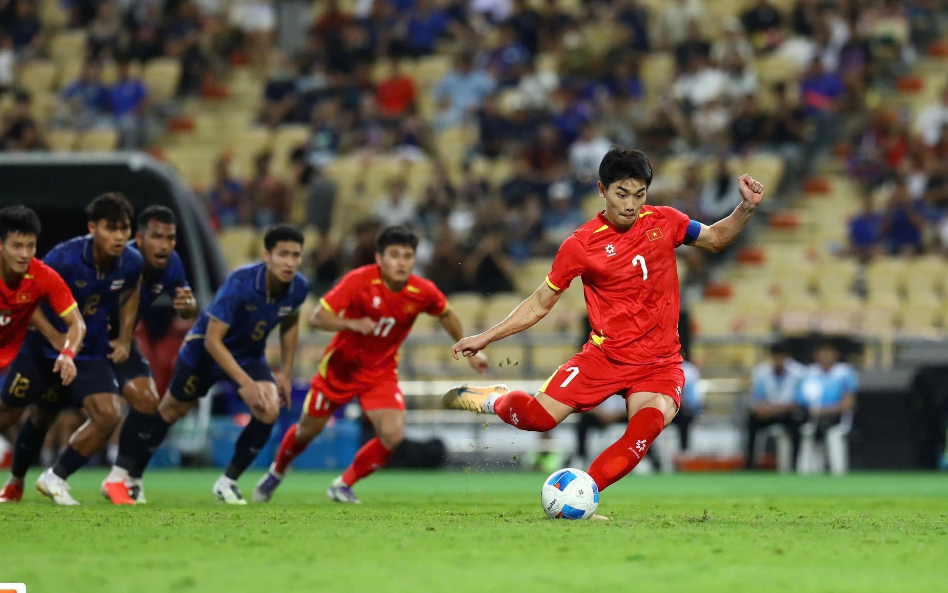 Người d&acirc;n tr&agrave;n xuống đường mừng chiến thắng của U22 Việt Nam tại SEA Games 33- Ảnh 15.