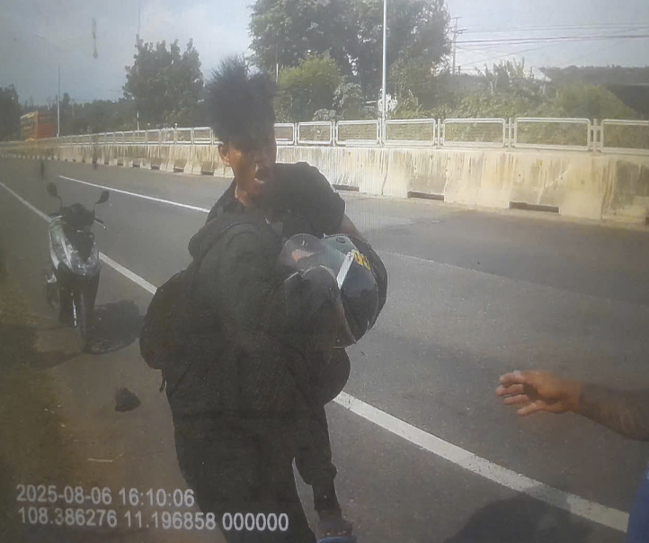 Chống đối, hành hung CSGT, 2 bị cáo lĩnh án tù- Ảnh 2. Chống đối, hành hung CSGT, 2 bị cáo lĩnh án tù- Ảnh 2.