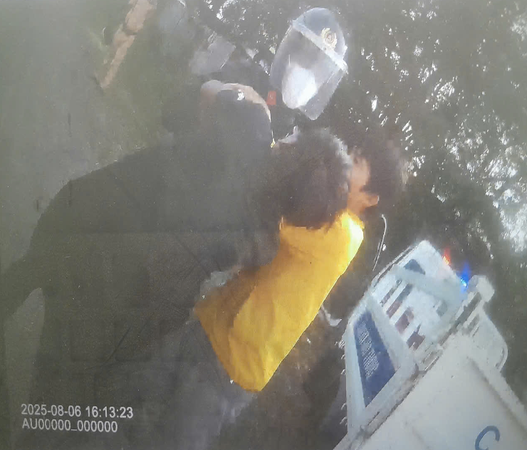 Chống đối, hành hung CSGT, 2 bị cáo lĩnh án tù- Ảnh 4. Chống đối, hành hung CSGT, 2 bị cáo lĩnh án tù- Ảnh 4.