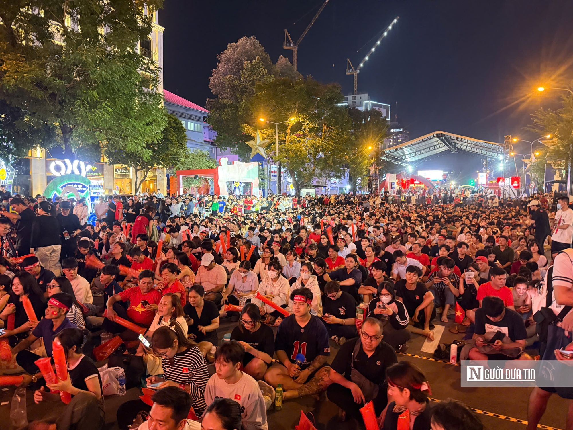 Người dân tràn xuống đường mừng chiến thắng của U22 Việt Nam tại SEA Games 33- Ảnh 1. Người dân tràn xuống đường mừng chiến thắng của U22 Việt Nam tại SEA Games 33- Ảnh 1.