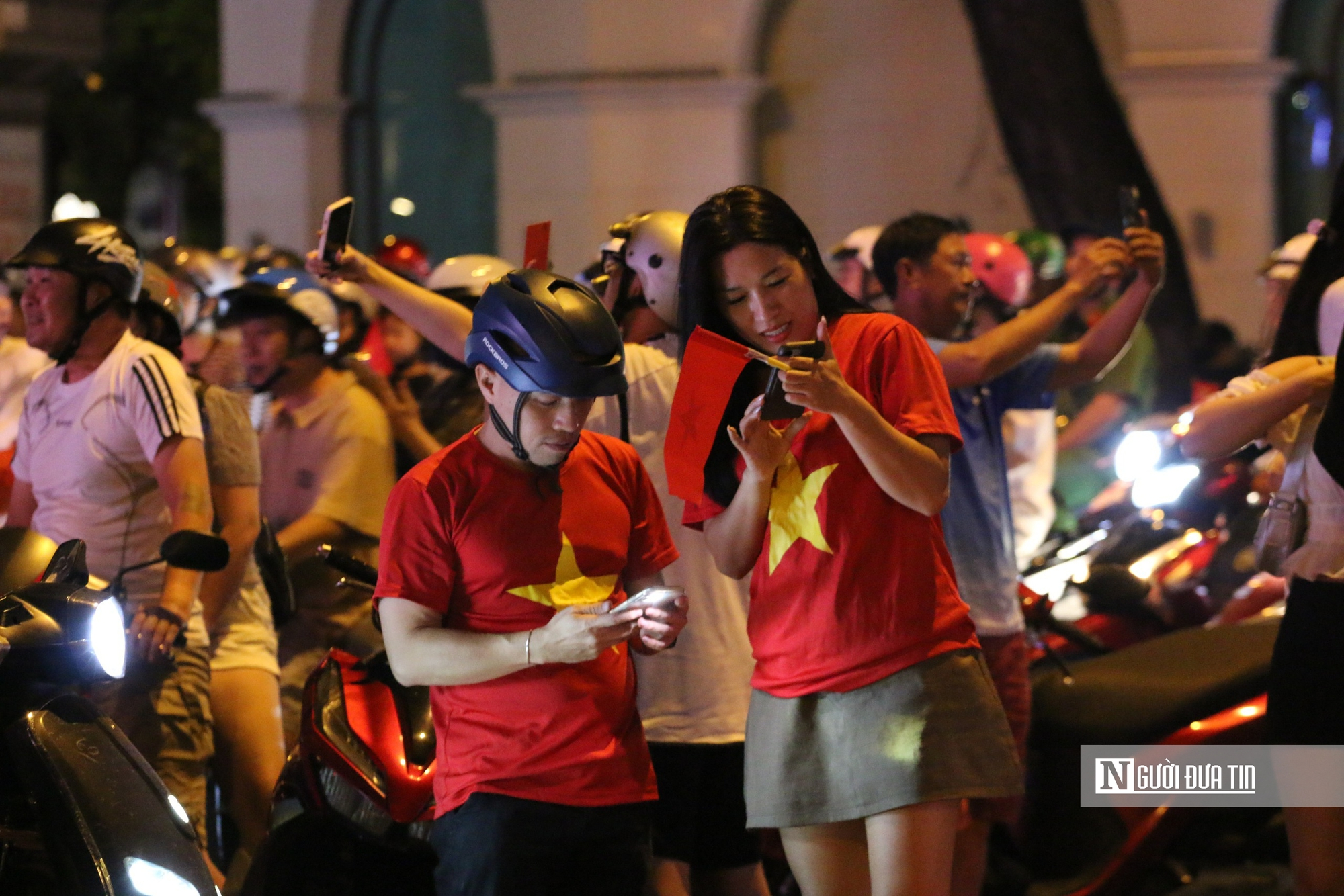 Người dân tràn xuống đường mừng chiến thắng của U22 Việt Nam tại SEA Games 33- Ảnh 2. Người dân tràn xuống đường mừng chiến thắng của U22 Việt Nam tại SEA Games 33- Ảnh 2.