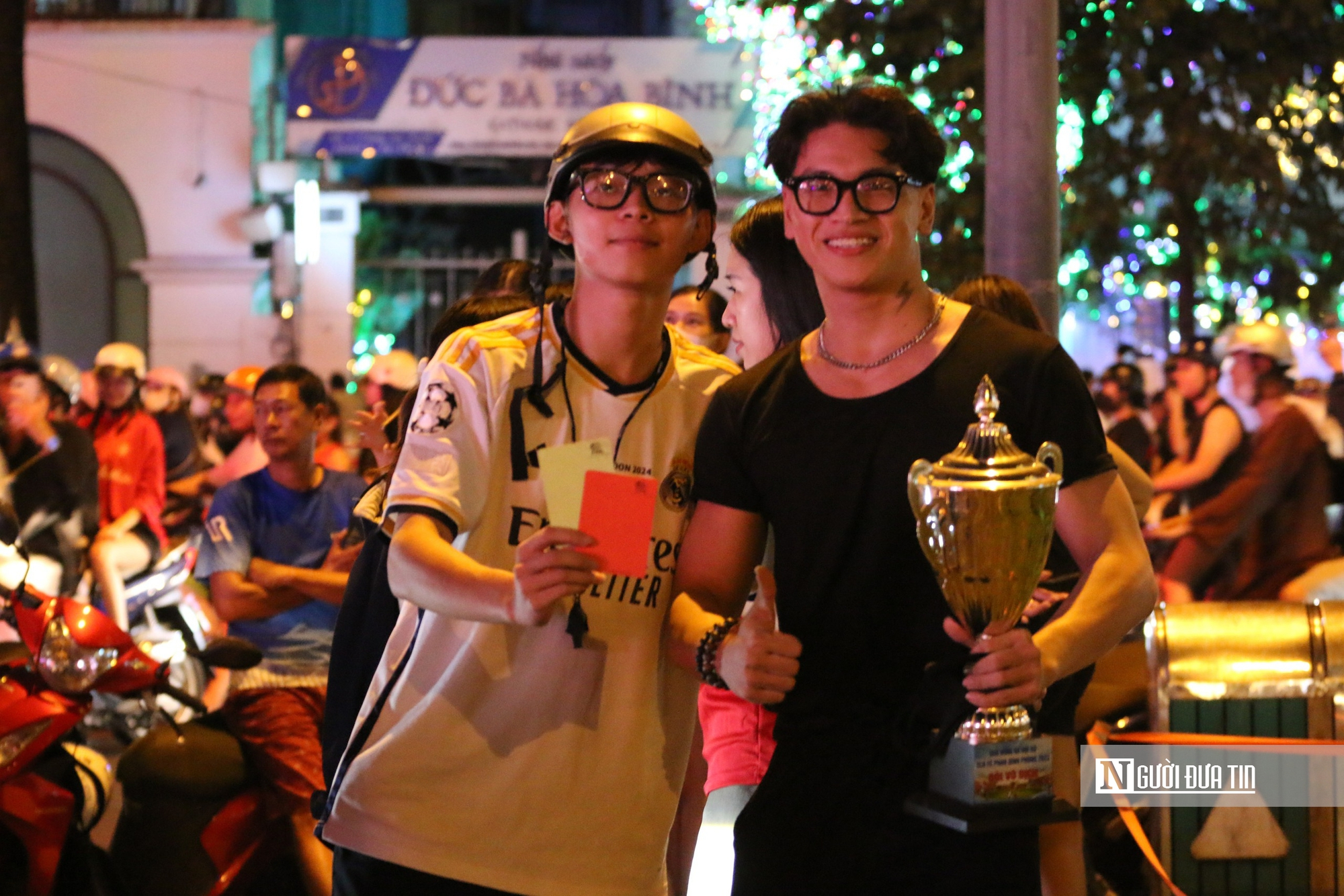 Người dân tràn xuống đường mừng chiến thắng của U22 Việt Nam tại SEA Games 33- Ảnh 6. Người dân tràn xuống đường mừng chiến thắng của U22 Việt Nam tại SEA Games 33- Ảnh 6.