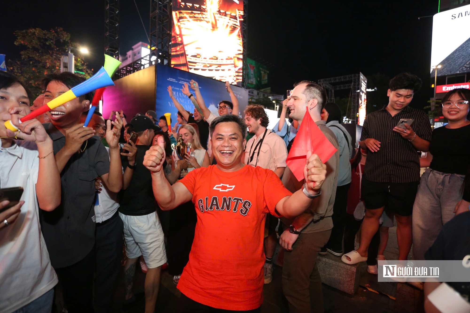 Người dân tràn xuống đường mừng chiến thắng của U22 Việt Nam tại SEA Games 33- Ảnh 14. Người dân tràn xuống đường mừng chiến thắng của U22 Việt Nam tại SEA Games 33- Ảnh 14.