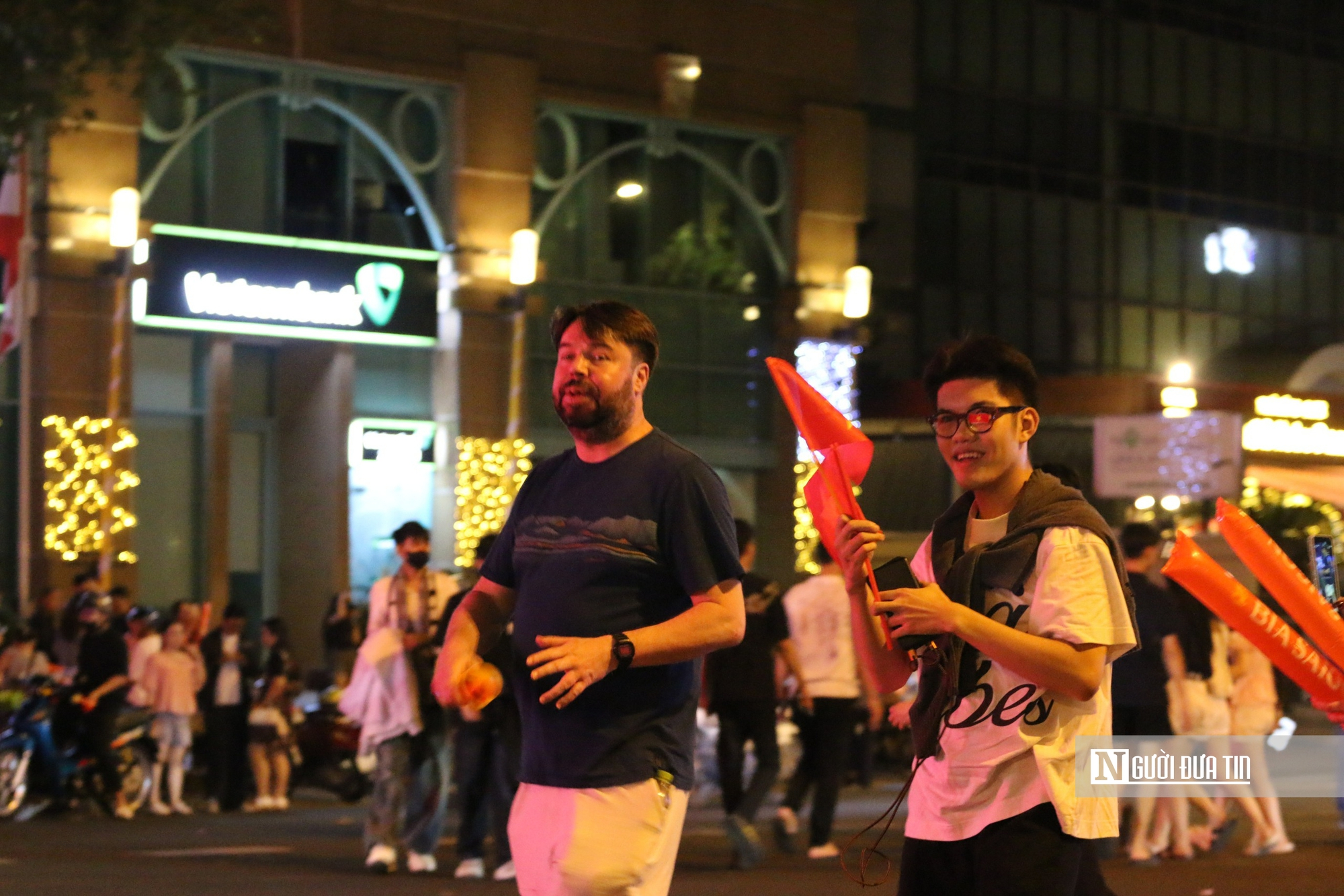 Người dân tràn xuống đường mừng chiến thắng của U22 Việt Nam tại SEA Games 33- Ảnh 11. Người dân tràn xuống đường mừng chiến thắng của U22 Việt Nam tại SEA Games 33- Ảnh 11.