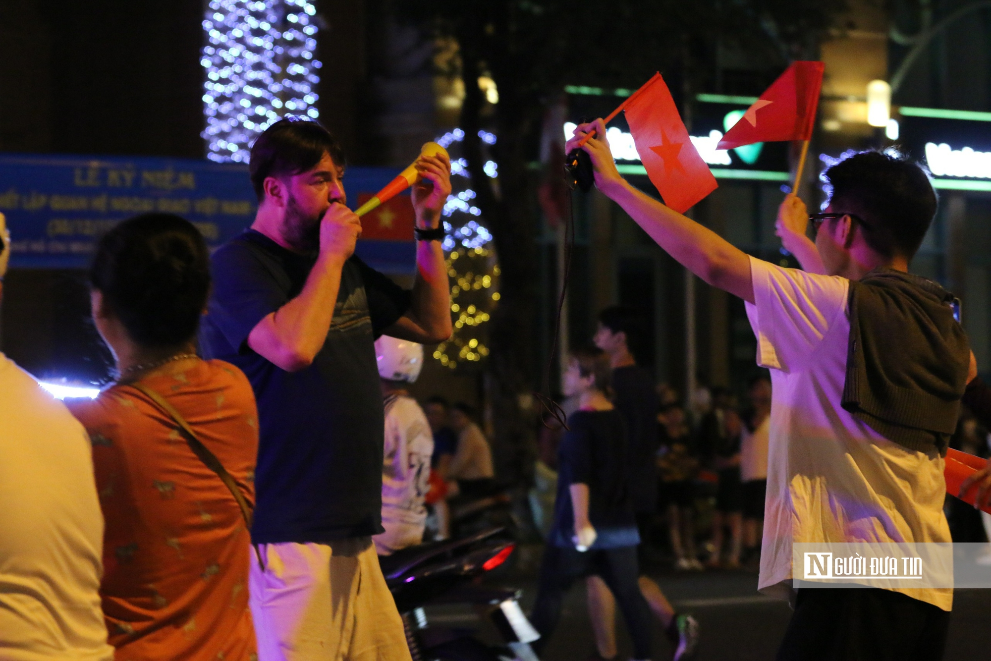 Người dân tràn xuống đường mừng chiến thắng của U22 Việt Nam tại SEA Games 33- Ảnh 12. Người dân tràn xuống đường mừng chiến thắng của U22 Việt Nam tại SEA Games 33- Ảnh 12.