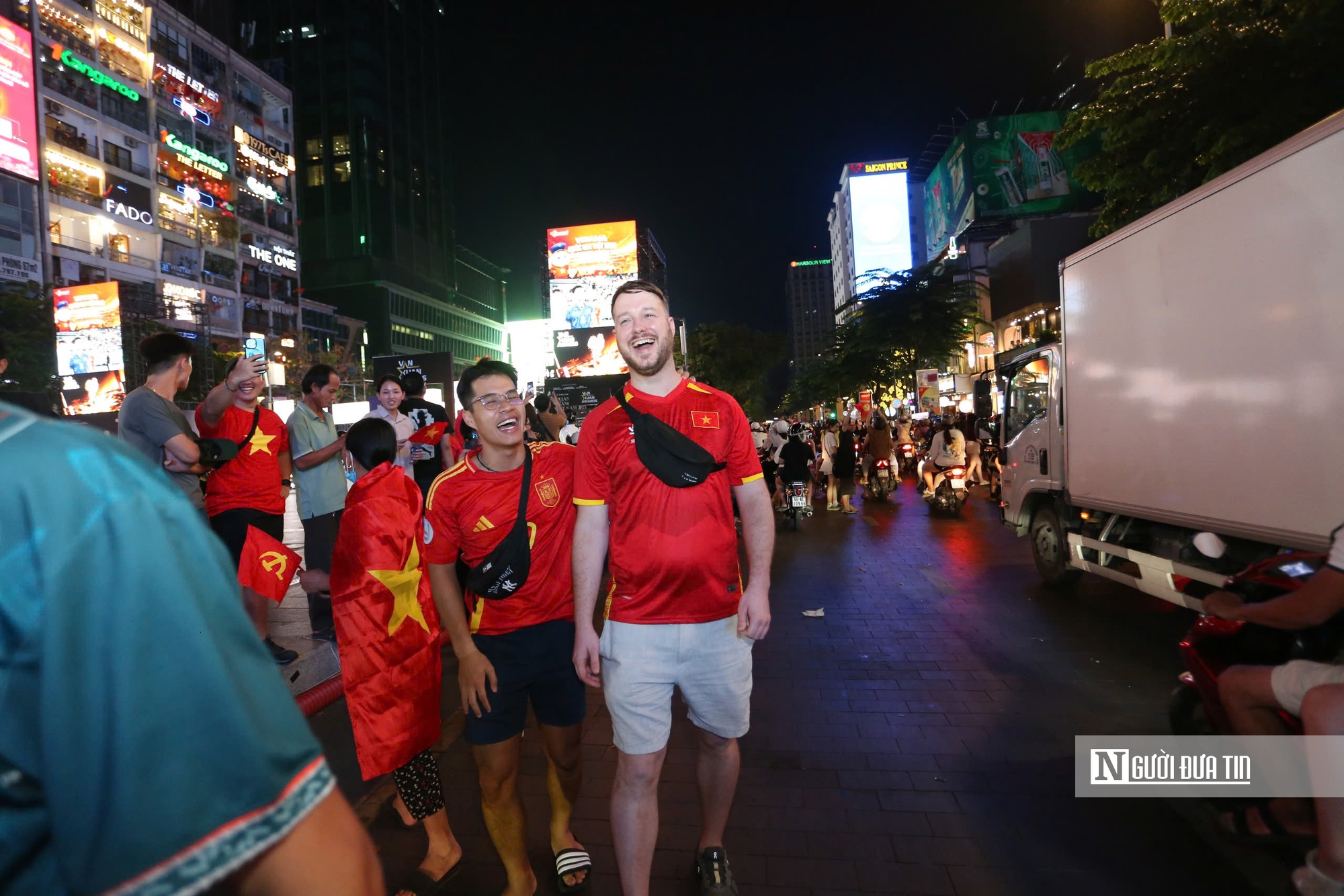 Người dân tràn xuống đường mừng chiến thắng của U22 Việt Nam tại SEA Games 33- Ảnh 13. Người dân tràn xuống đường mừng chiến thắng của U22 Việt Nam tại SEA Games 33- Ảnh 13.