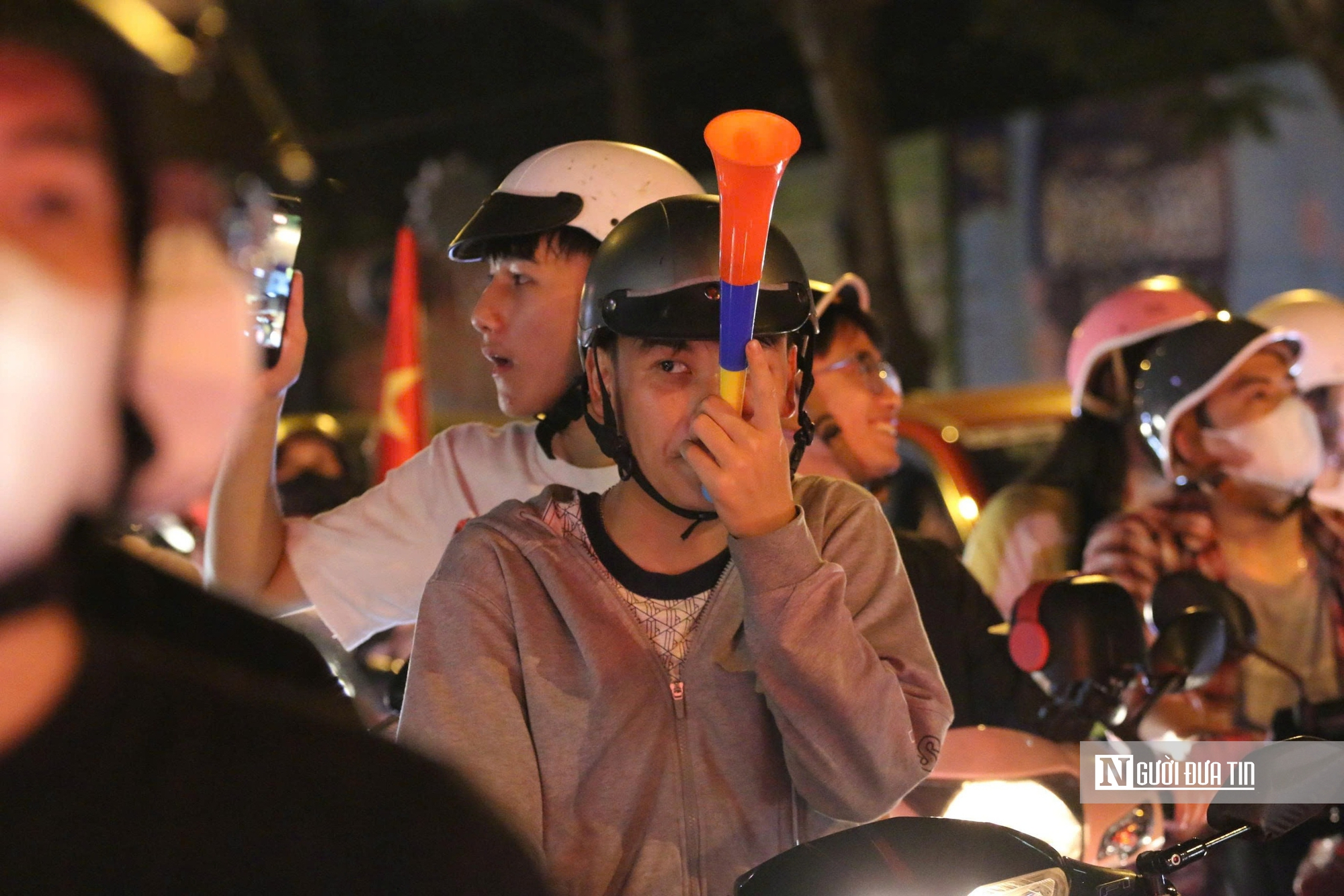 Người dân tràn xuống đường mừng chiến thắng của U22 Việt Nam tại SEA Games 33- Ảnh 8. Người dân tràn xuống đường mừng chiến thắng của U22 Việt Nam tại SEA Games 33- Ảnh 8.