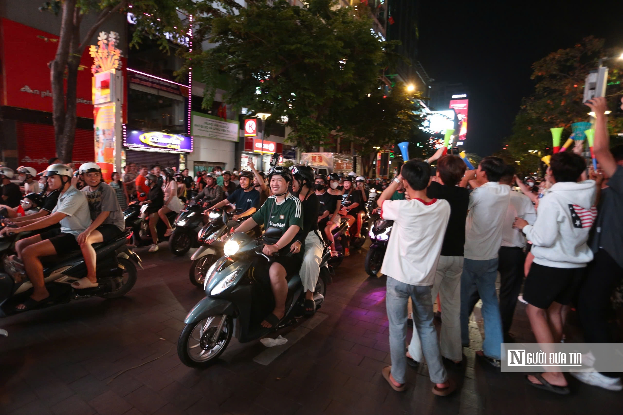 Người dân tràn xuống đường mừng chiến thắng của U22 Việt Nam tại SEA Games 33- Ảnh 9. Người dân tràn xuống đường mừng chiến thắng của U22 Việt Nam tại SEA Games 33- Ảnh 9.