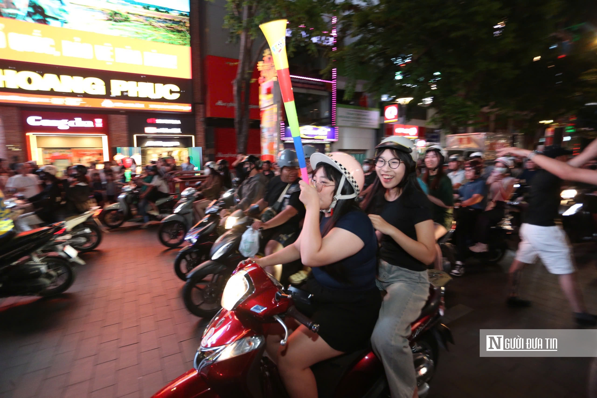 Người dân tràn xuống đường mừng chiến thắng của U22 Việt Nam tại SEA Games 33- Ảnh 10. Người dân tràn xuống đường mừng chiến thắng của U22 Việt Nam tại SEA Games 33- Ảnh 10.