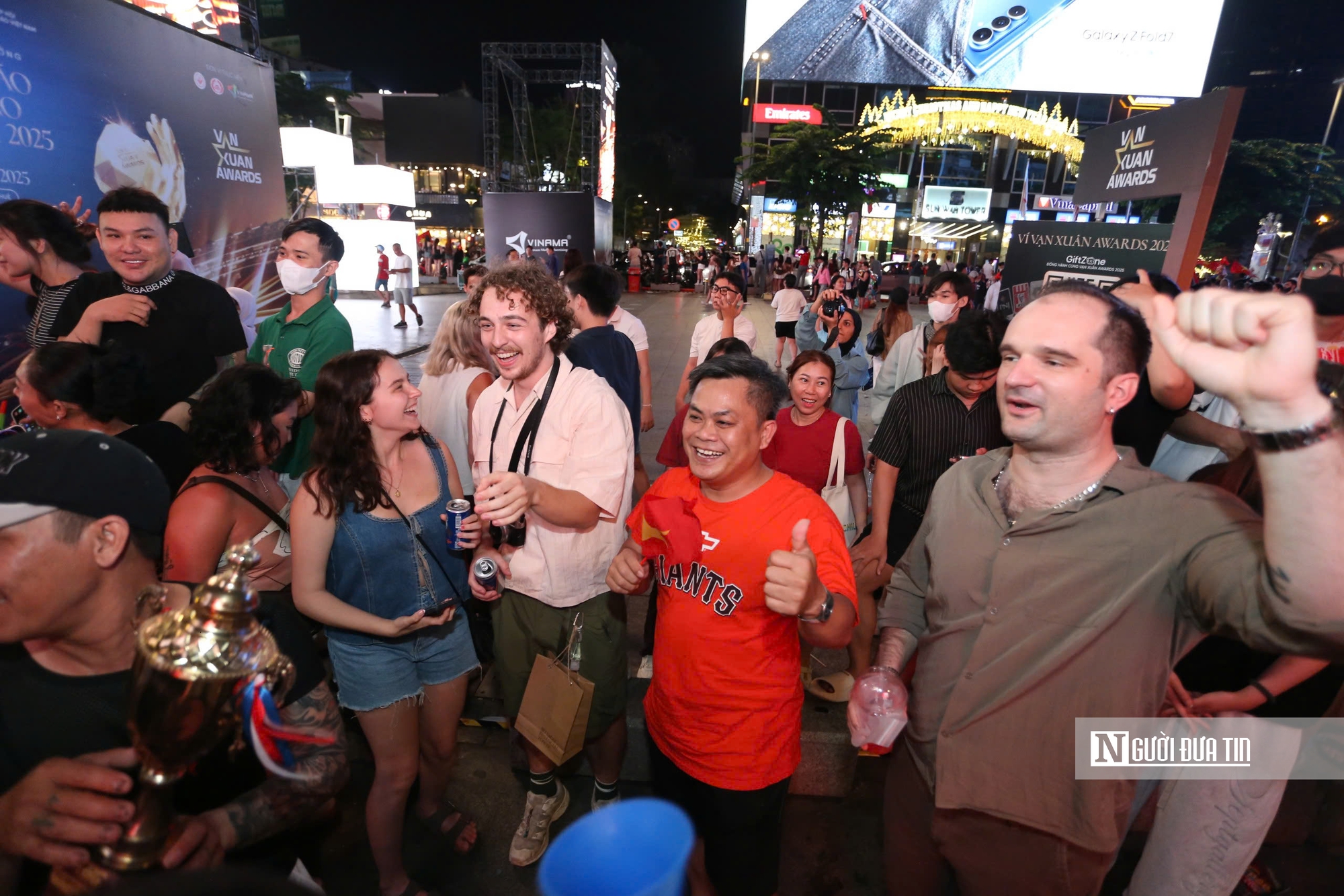 Người dân tràn xuống đường mừng chiến thắng của U22 Việt Nam tại SEA Games 33- Ảnh 3. Người dân tràn xuống đường mừng chiến thắng của U22 Việt Nam tại SEA Games 33- Ảnh 3.