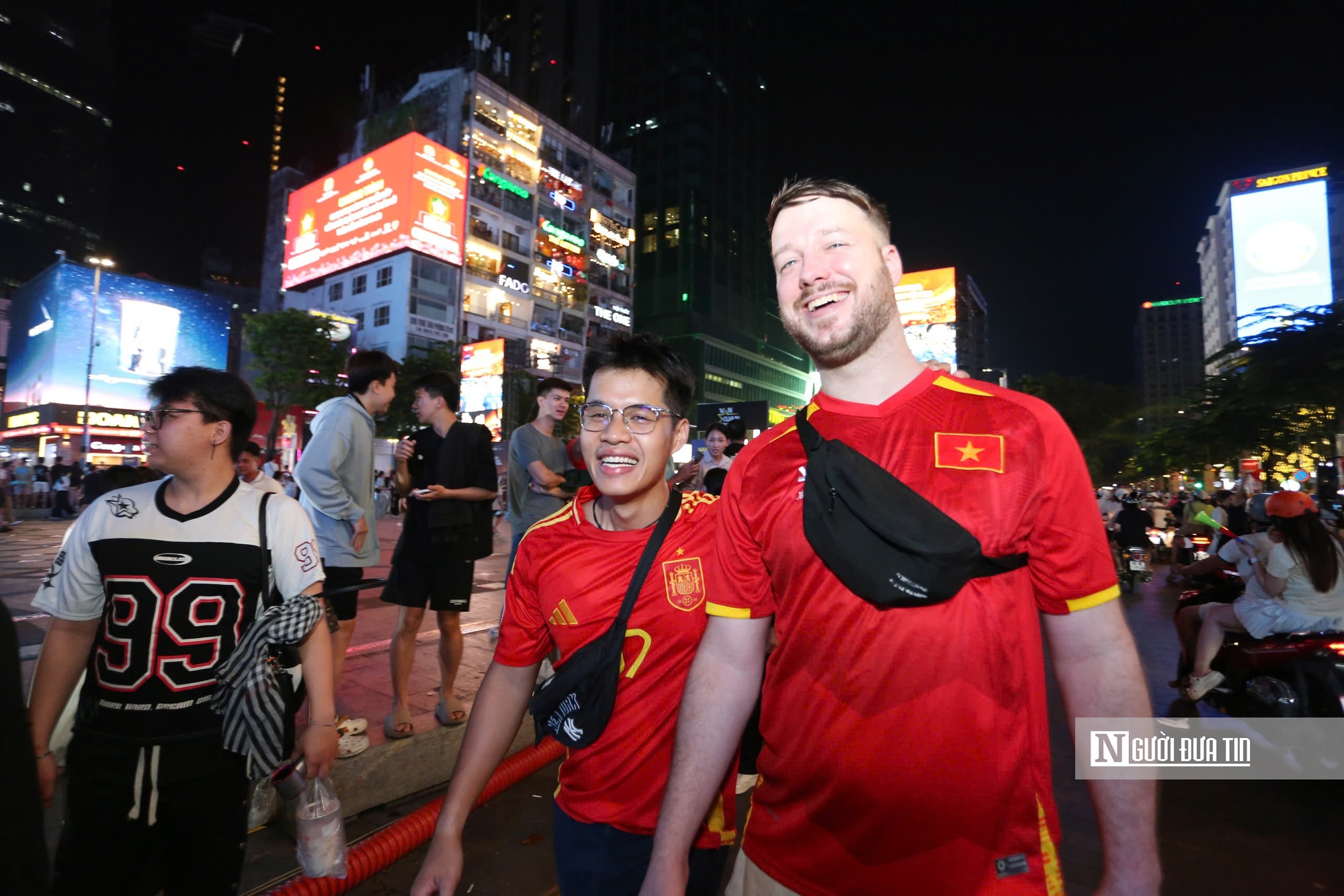 Người dân tràn xuống đường mừng chiến thắng của U22 Việt Nam tại SEA Games 33- Ảnh 4. Người dân tràn xuống đường mừng chiến thắng của U22 Việt Nam tại SEA Games 33- Ảnh 4.