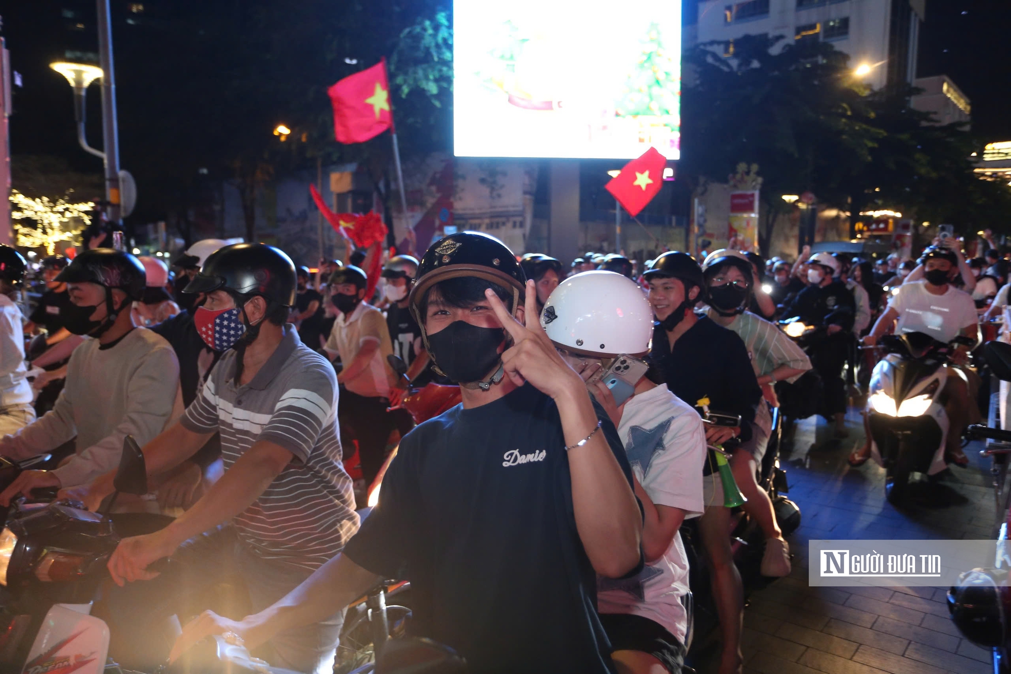 Người dân tràn xuống đường mừng chiến thắng của U22 Việt Nam tại SEA Games 33- Ảnh 5. Người dân tràn xuống đường mừng chiến thắng của U22 Việt Nam tại SEA Games 33- Ảnh 5.