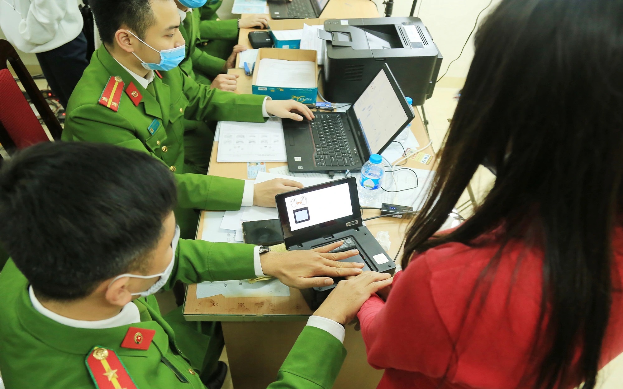 Gia Lai: Công an ra tận đảo hỗ trợ người dân, học sinh làm căn cước, định danh điện tử cấp độ 2- Ảnh 10. Gia Lai: Công an ra tận đảo hỗ trợ người dân, học sinh làm căn cước, định danh điện tử cấp độ 2- Ảnh 10.