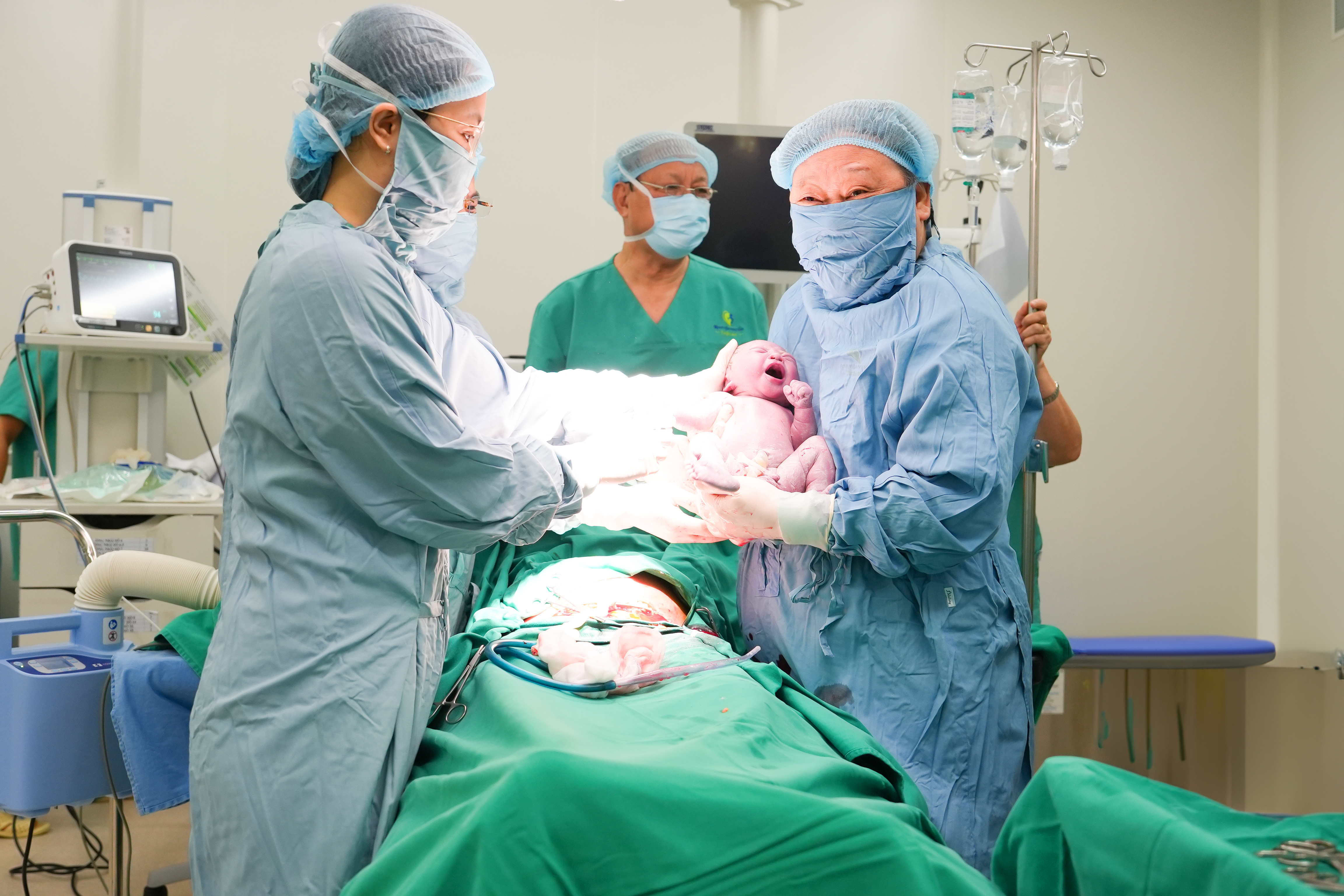 Hành trình làm mẹ kỳ diệu của sản phụ đa u xơ tử cung nhờ sóng siêu âm hội tụ cường độ cao - Ảnh 1.