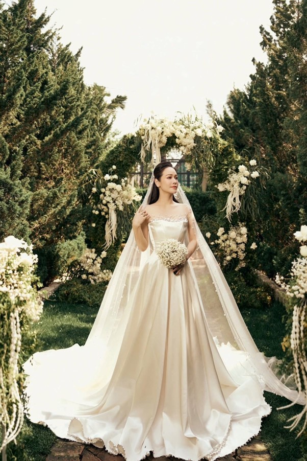 Ca sĩ Nhật Kim Anh bất ngờ diện váy cưới, danh tính chú rể gây tò mò? - Ảnh 1.