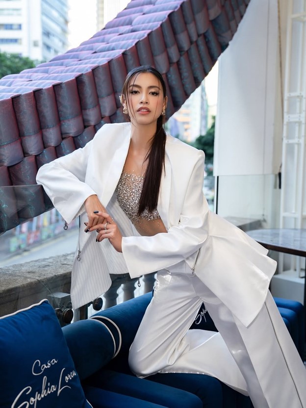 Hoa hậu xấu nhất lịch sử showbiz "lột x&aacute;c" g&acirc;y ngỡ ng&agrave;ng - Ảnh 8.