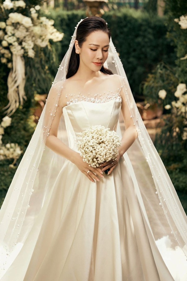 Ca sĩ Nhật Kim Anh bất ngờ diện váy cưới, danh tính chú rể gây tò mò? - Ảnh 2.