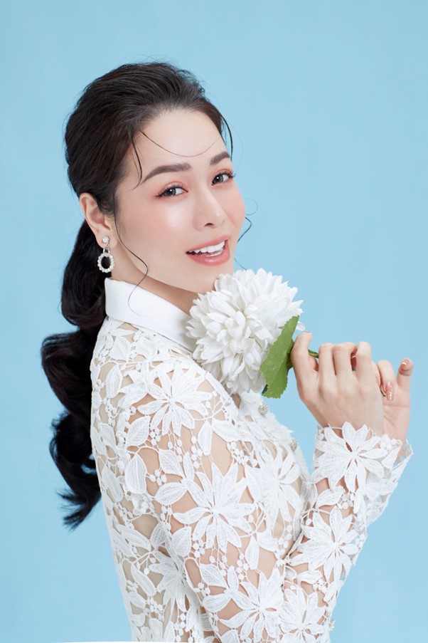 Ca sĩ Nhật Kim Anh bất ngờ diện váy cưới, danh tính chú rể gây tò mò? - Ảnh 4.