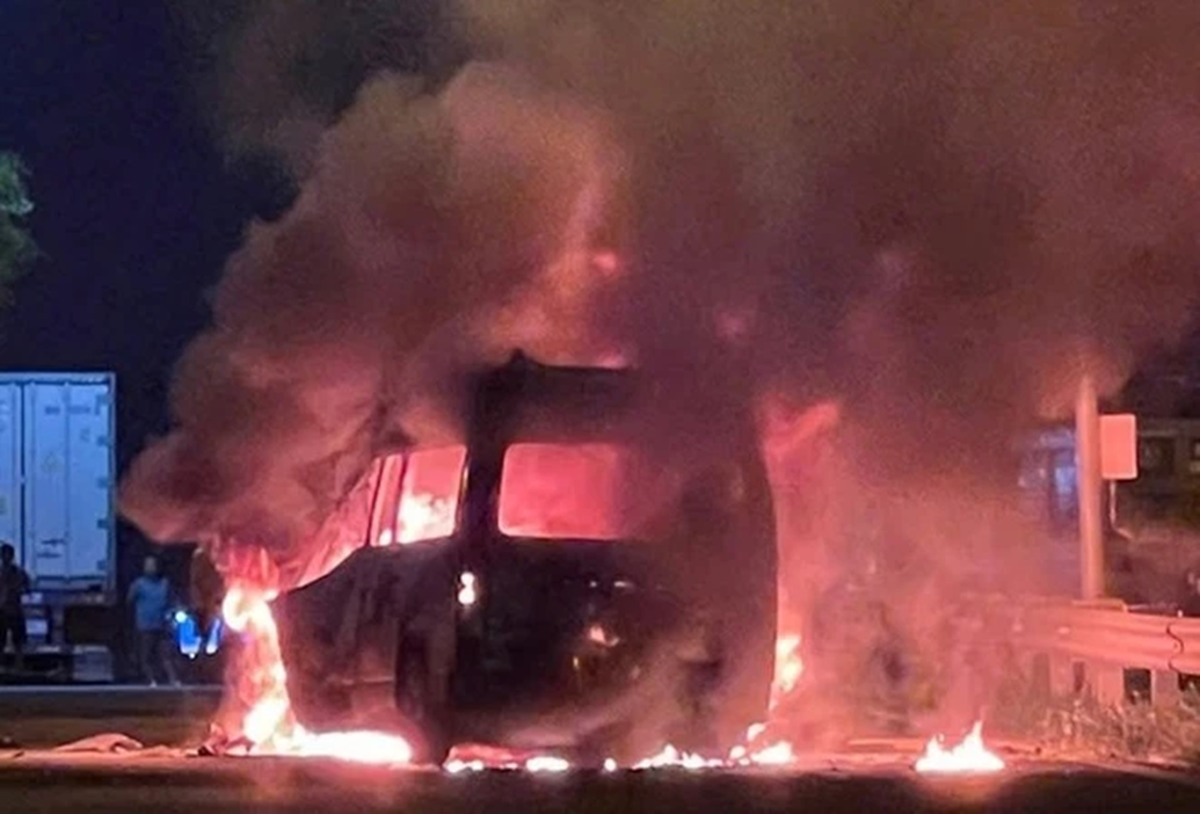 Xe cứu thương tông ôtô đầu kéo rồi bốc cháy dữ dội, 3 người tử vong thương tâm - Ảnh 1.