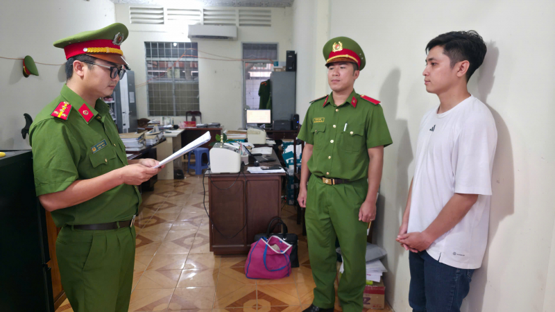 Bắt tạm giam nhân viên ngân hàng dùng chiêu lừa chiếm đoạt 1,1 tỷ đồng của nạn nhân- Ảnh 1. Bắt tạm giam nhân viên ngân hàng dùng chiêu lừa chiếm đoạt 1,1 tỷ đồng của nạn nhân- Ảnh 1.