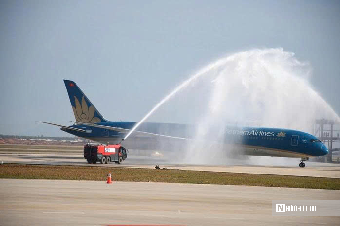 Khoảnh khắc s&acirc;n bay Long Th&agrave;nh ch&iacute;nh thức &ldquo;mở cửa bầu trời&rdquo; đ&oacute;n chuyến bay đầu ti&ecirc;n- Ảnh 5.