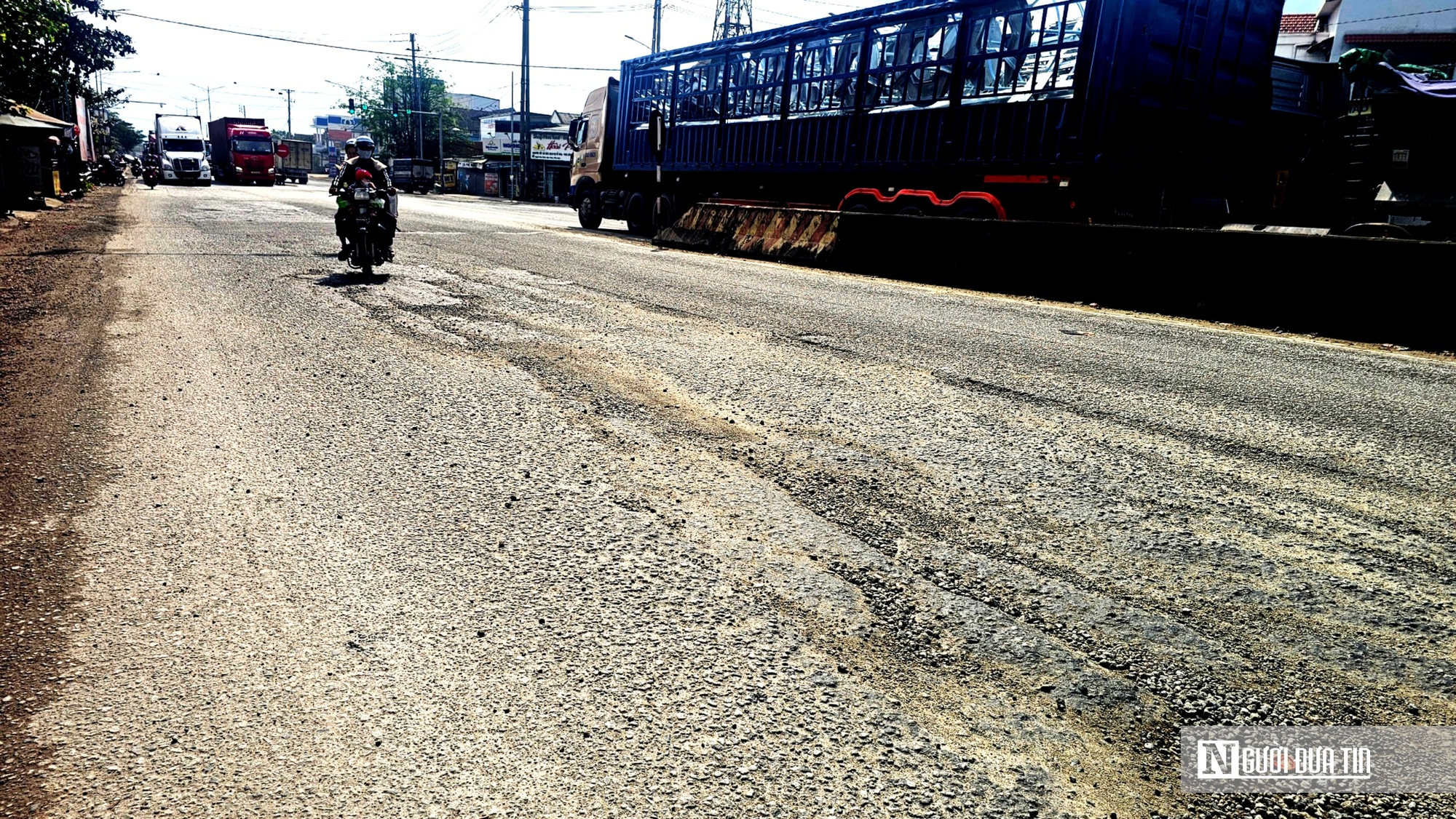 Ảnh: Nhiều đoạn QL1A qua Huế hư hỏng nặng, phương tiện lưu th&ocirc;ng &igrave; ạch - Ảnh 1.