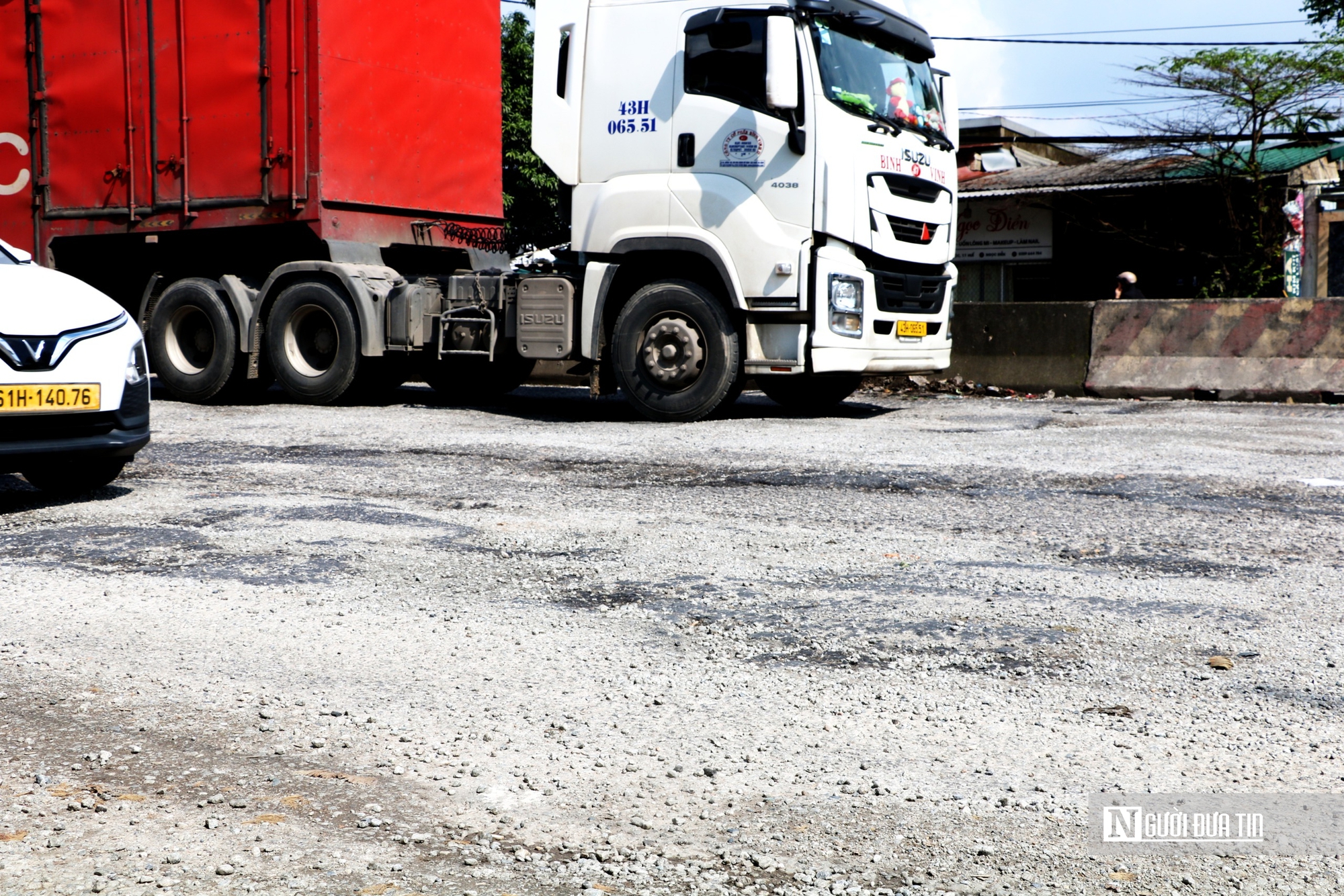 Ảnh: Nhiều đoạn QL1A qua Huế hư hỏng nặng, phương tiện lưu th&ocirc;ng &igrave; ạch - Ảnh 2.