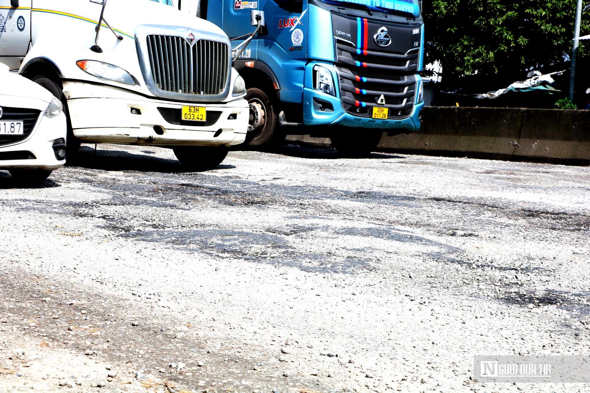 Ảnh: Nhiều đoạn QL1A qua Huế hư hỏng nặng, phương tiện lưu th&ocirc;ng &igrave; ạch - Ảnh 4.