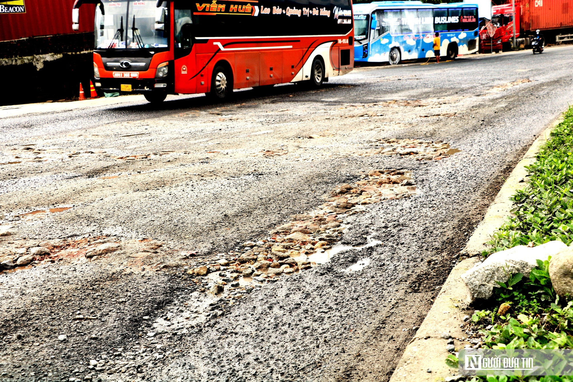 Ảnh: Nhiều đoạn QL1A qua Huế hư hỏng nặng, phương tiện lưu th&ocirc;ng &igrave; ạch - Ảnh 5.
