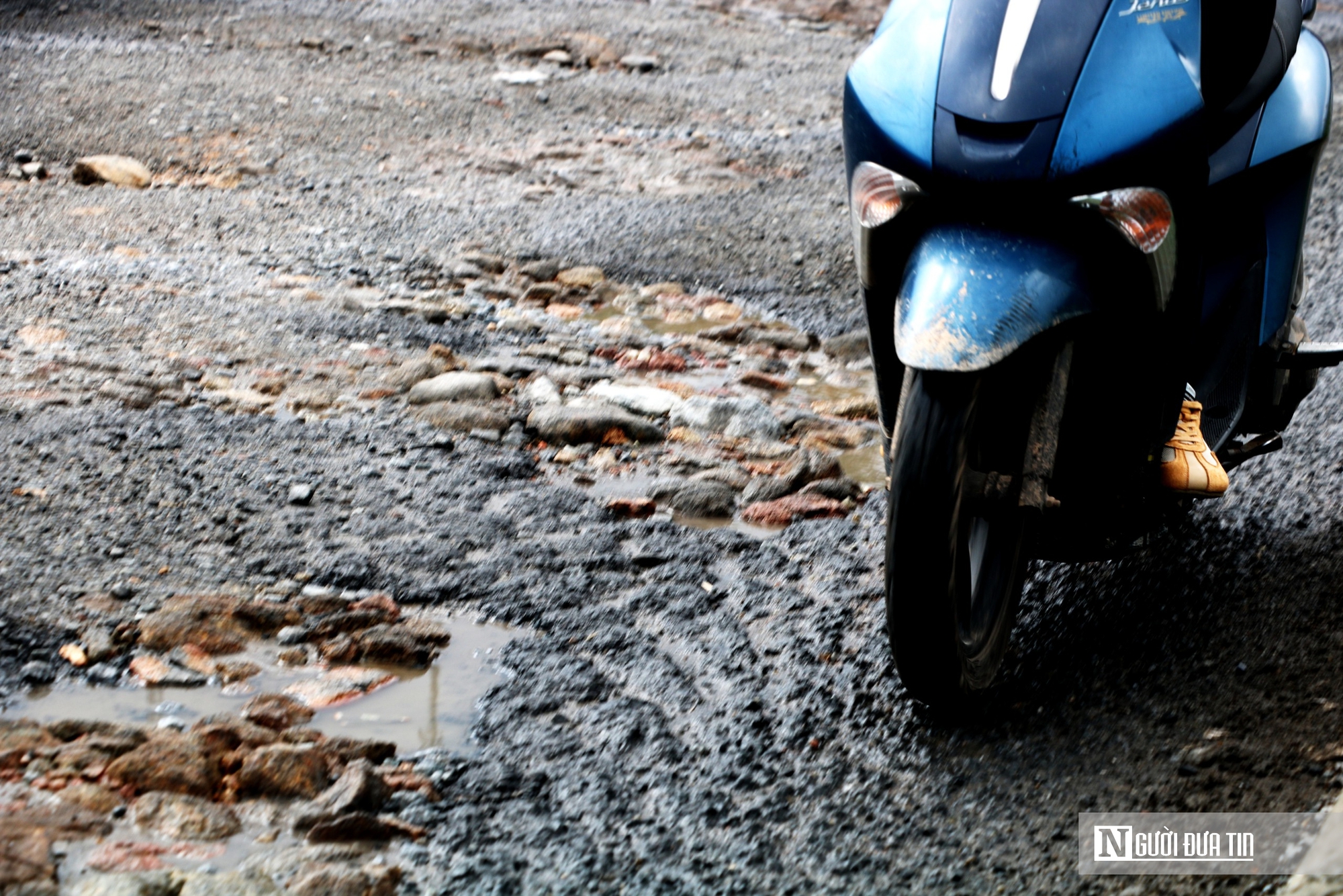 Ảnh: Nhiều đoạn QL1A qua Huế hư hỏng nặng, phương tiện lưu th&ocirc;ng &igrave; ạch - Ảnh 6.