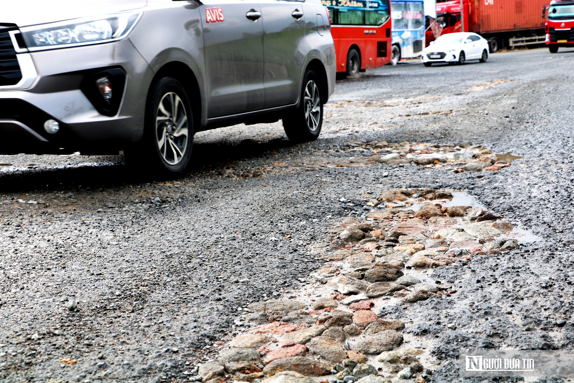 Ảnh: Nhiều đoạn QL1A qua Huế hư hỏng nặng, phương tiện lưu th&ocirc;ng &igrave; ạch - Ảnh 7.