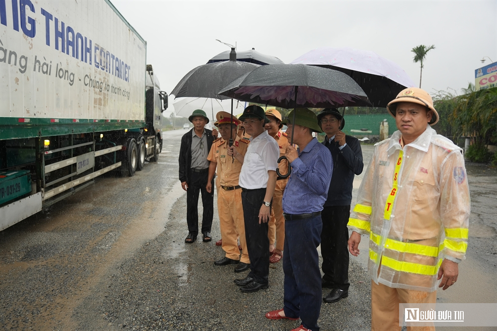 Ảnh: Nhiều đoạn QL1A qua Huế hư hỏng nặng, phương tiện lưu th&ocirc;ng &igrave; ạch - Ảnh 9.