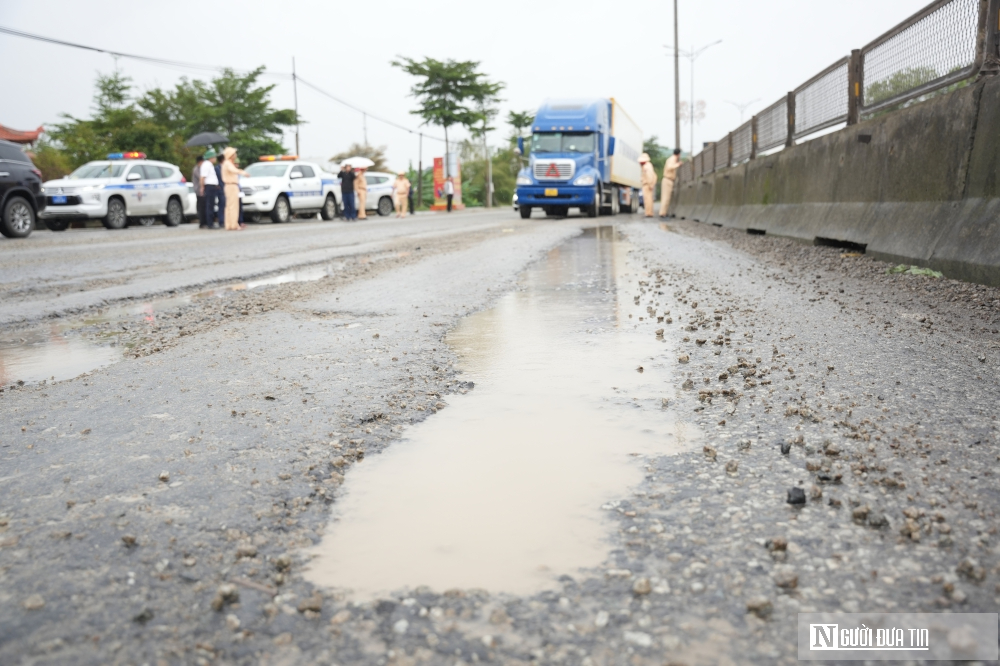 Ảnh: Nhiều đoạn QL1A qua Huế hư hỏng nặng, phương tiện lưu th&ocirc;ng &igrave; ạch - Ảnh 10.