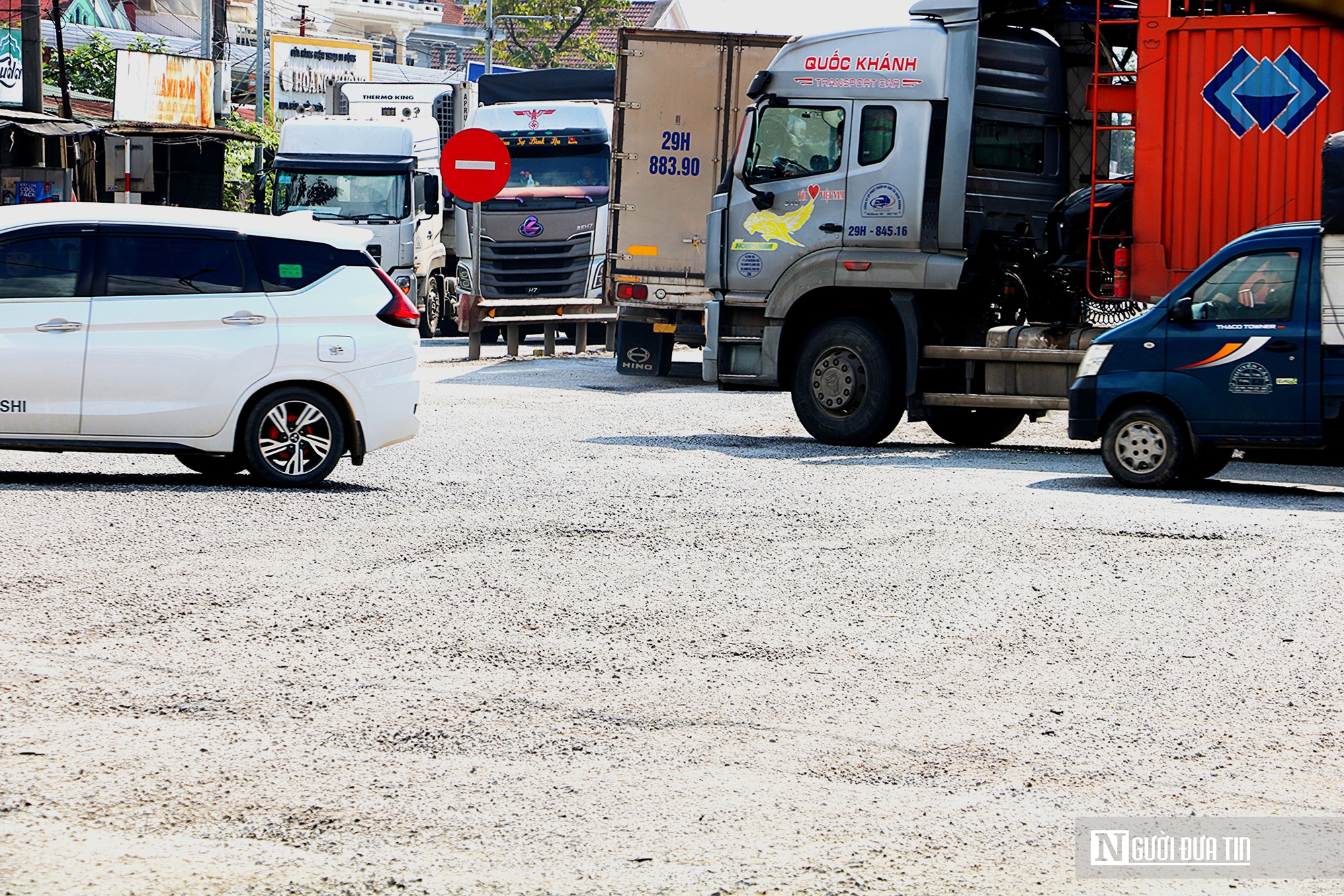 Ảnh: Nhiều đoạn QL1A qua Huế hư hỏng nặng, phương tiện lưu th&ocirc;ng &igrave; ạch - Ảnh 12.