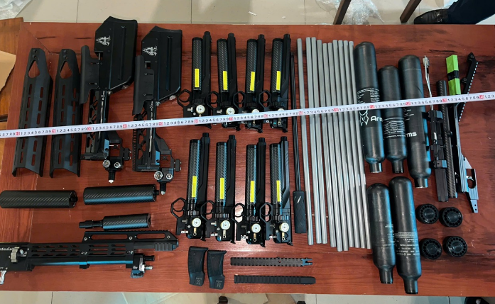 Phát hiện 4 thùng các-tông chứa linh kiện lắp ráp súng ở biên giới - Ảnh 1.