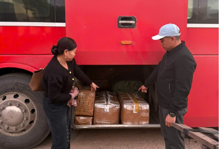 Phát hiện 4 thùng các-tông chứa linh kiện lắp ráp súng ở biên giới - Ảnh 2.