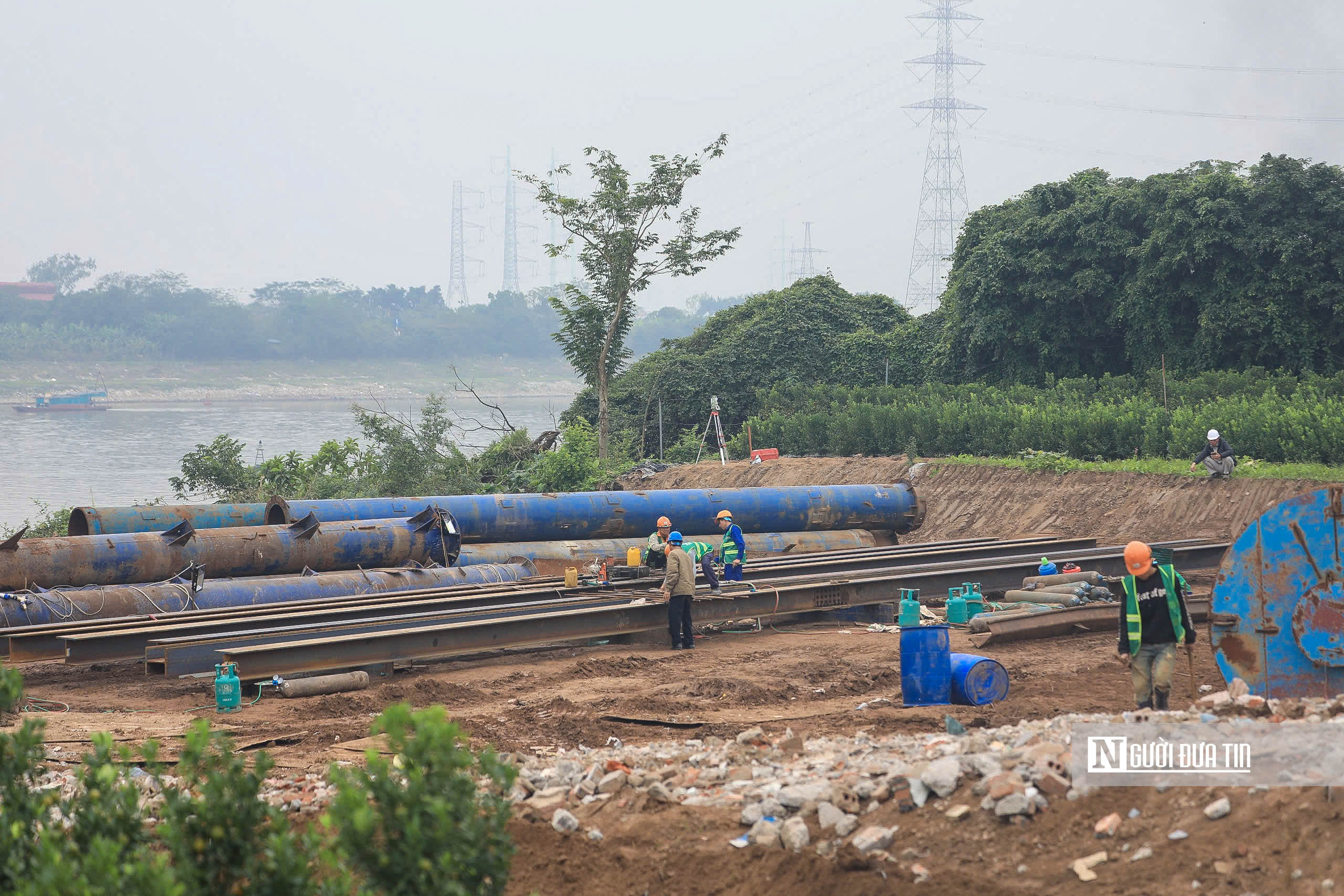 Cận cảnh khu vực thi c&ocirc;ng c&acirc;y cầu 4.900 tỷ đồng nối H&agrave; Nội với Hưng Y&ecirc;n- Ảnh 9.