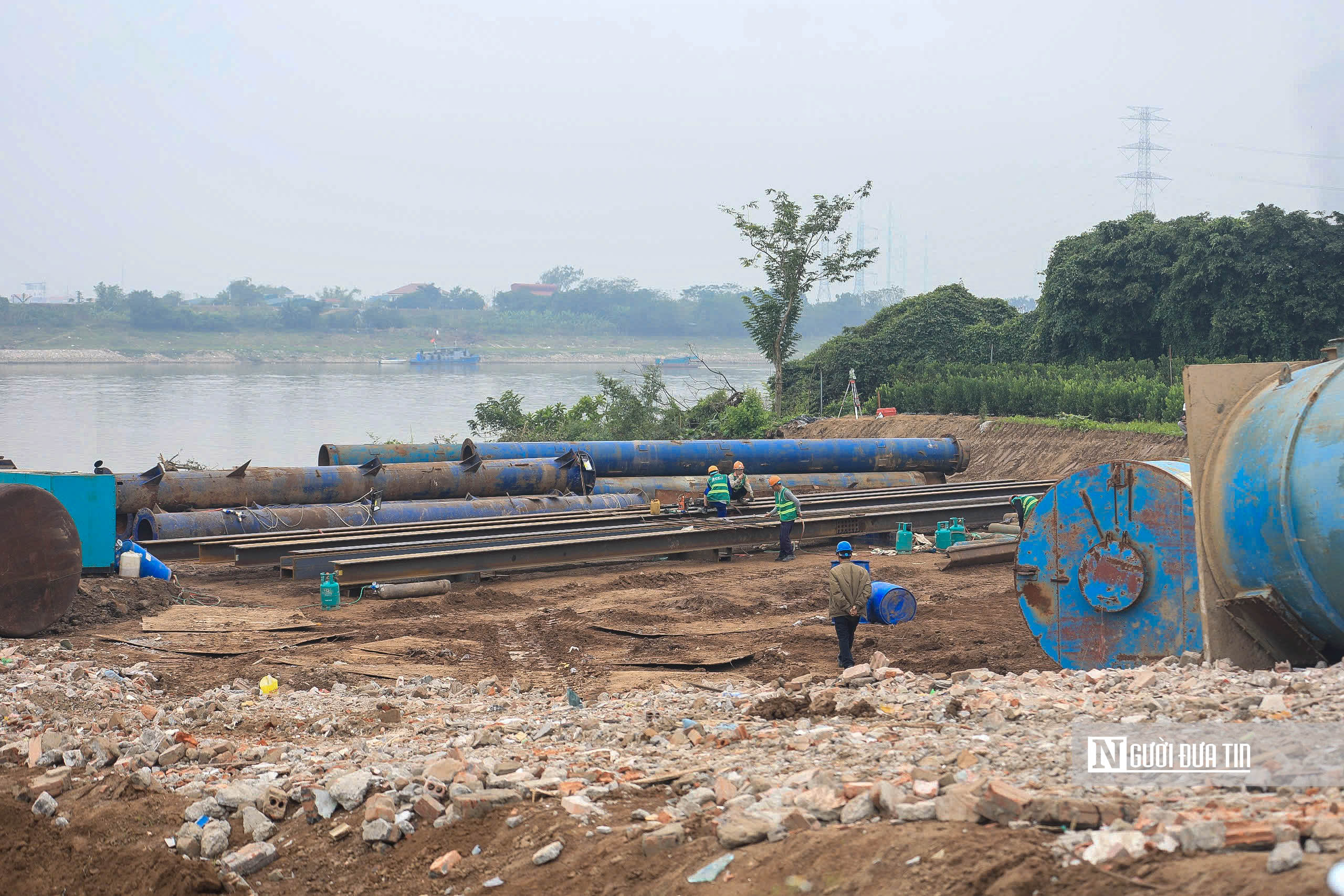 Cận cảnh khu vực thi c&ocirc;ng c&acirc;y cầu 4.900 tỷ đồng nối H&agrave; Nội với Hưng Y&ecirc;n- Ảnh 11.