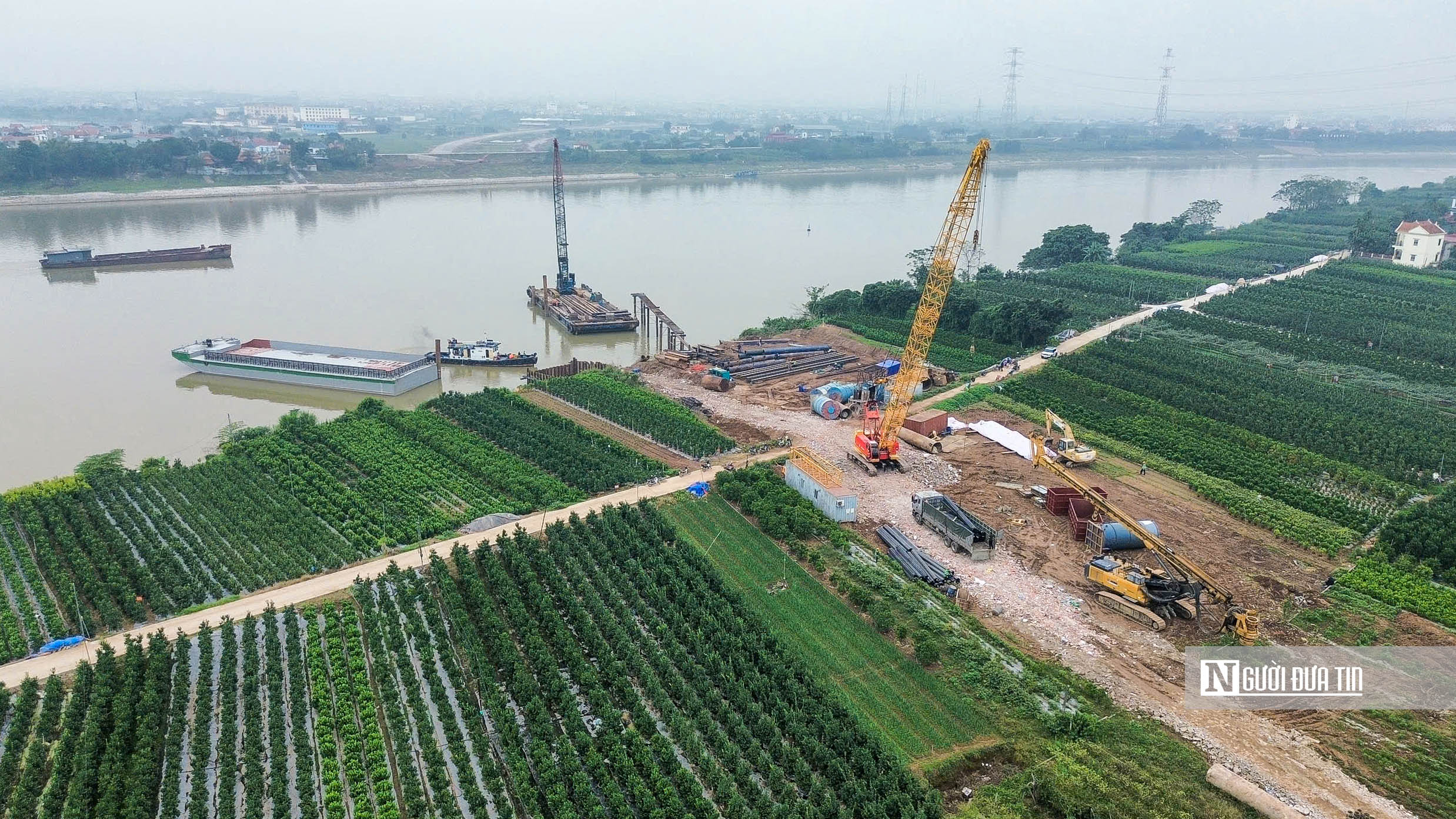 Cận cảnh khu vực thi c&ocirc;ng c&acirc;y cầu 4.900 tỷ đồng nối H&agrave; Nội với Hưng Y&ecirc;n- Ảnh 1.