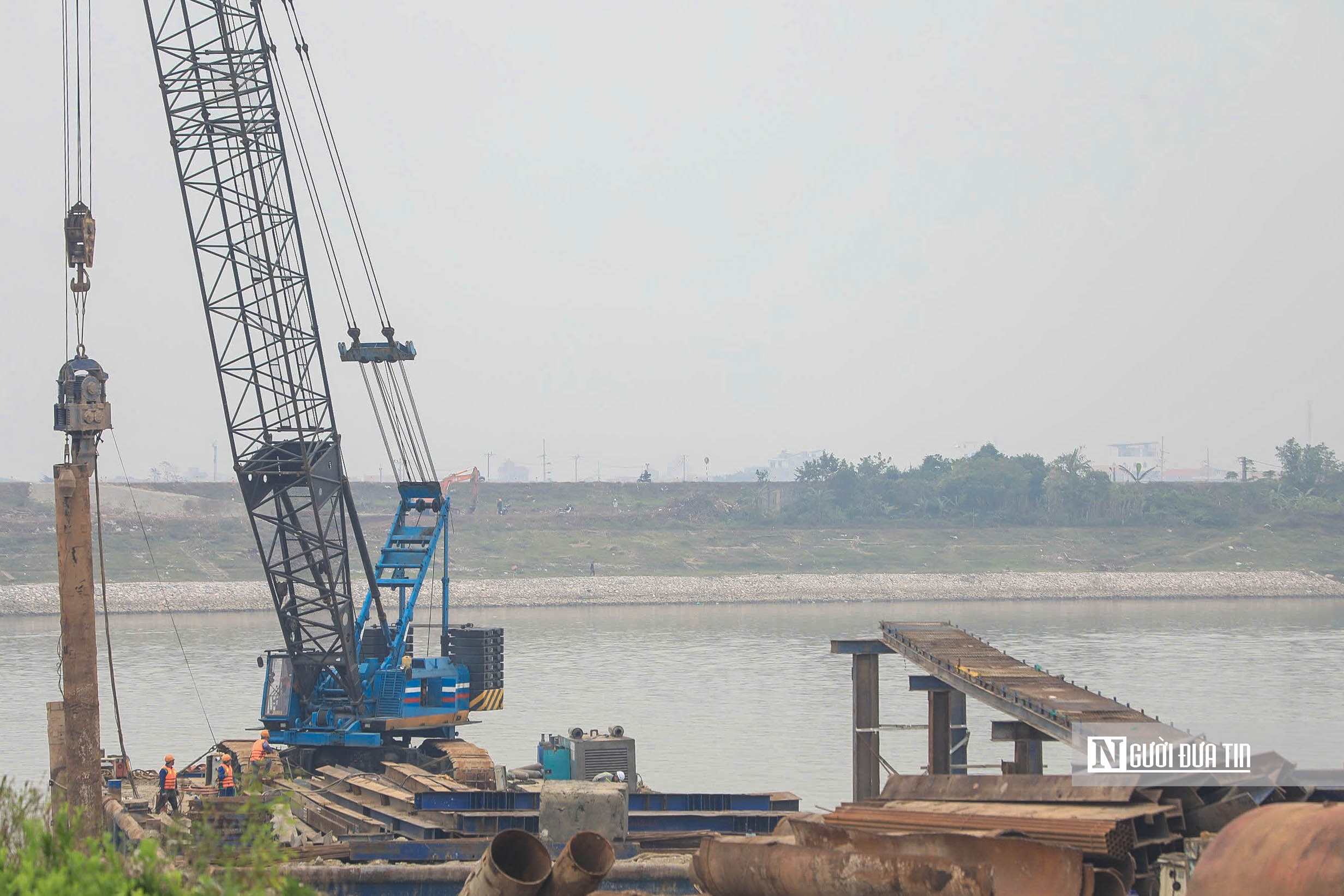 Cận cảnh khu vực thi c&ocirc;ng c&acirc;y cầu 4.900 tỷ đồng nối H&agrave; Nội với Hưng Y&ecirc;n- Ảnh 4.