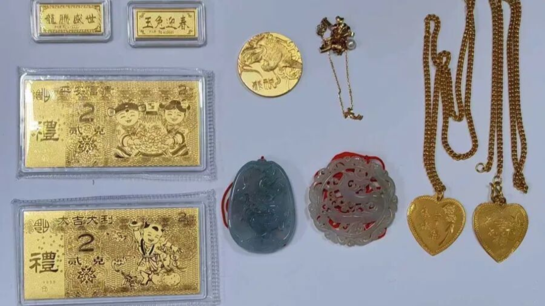 Được ngày dọn nhà giúp mẹ, cô gái xinh đẹp vứt nhầm hộp vàng gần 2 tỷ đồng vào thùng rác- Ảnh 2.